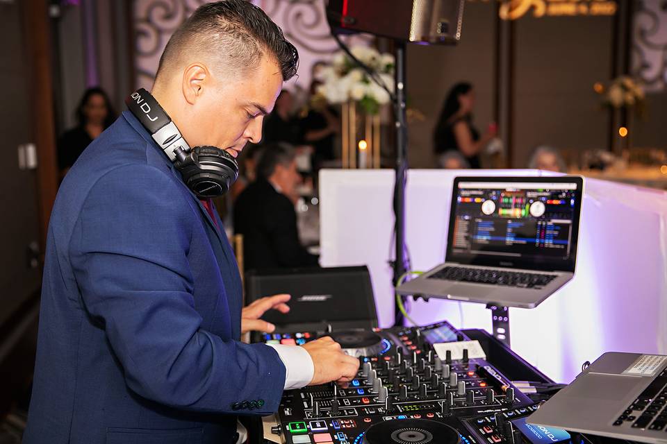 How to Ensure Your Wedding DJ Sets the Perfect Musical Tone?
